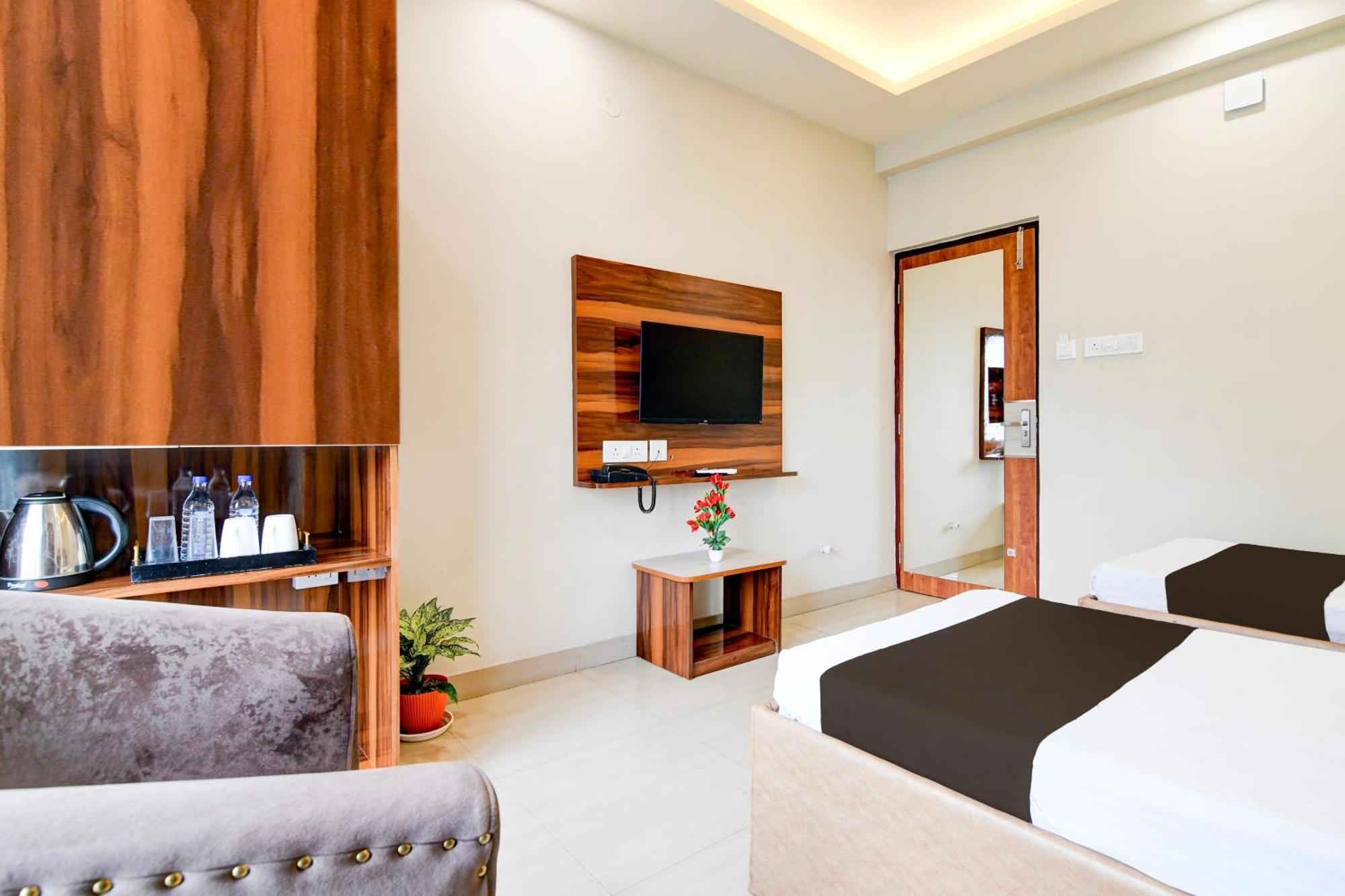 Super Townhouse Kaikhali Near Airport Kolkata Exterior photo