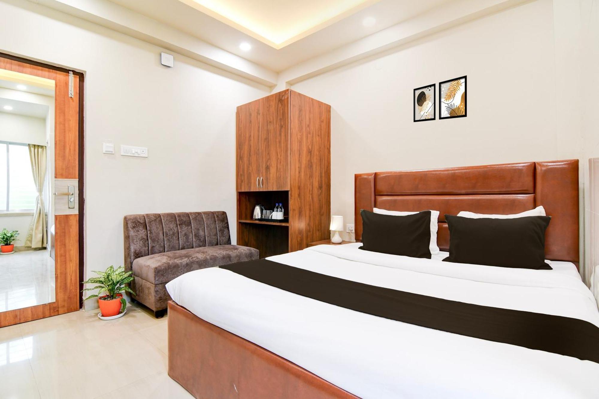 Super Townhouse Kaikhali Near Airport Kolkata Exterior photo