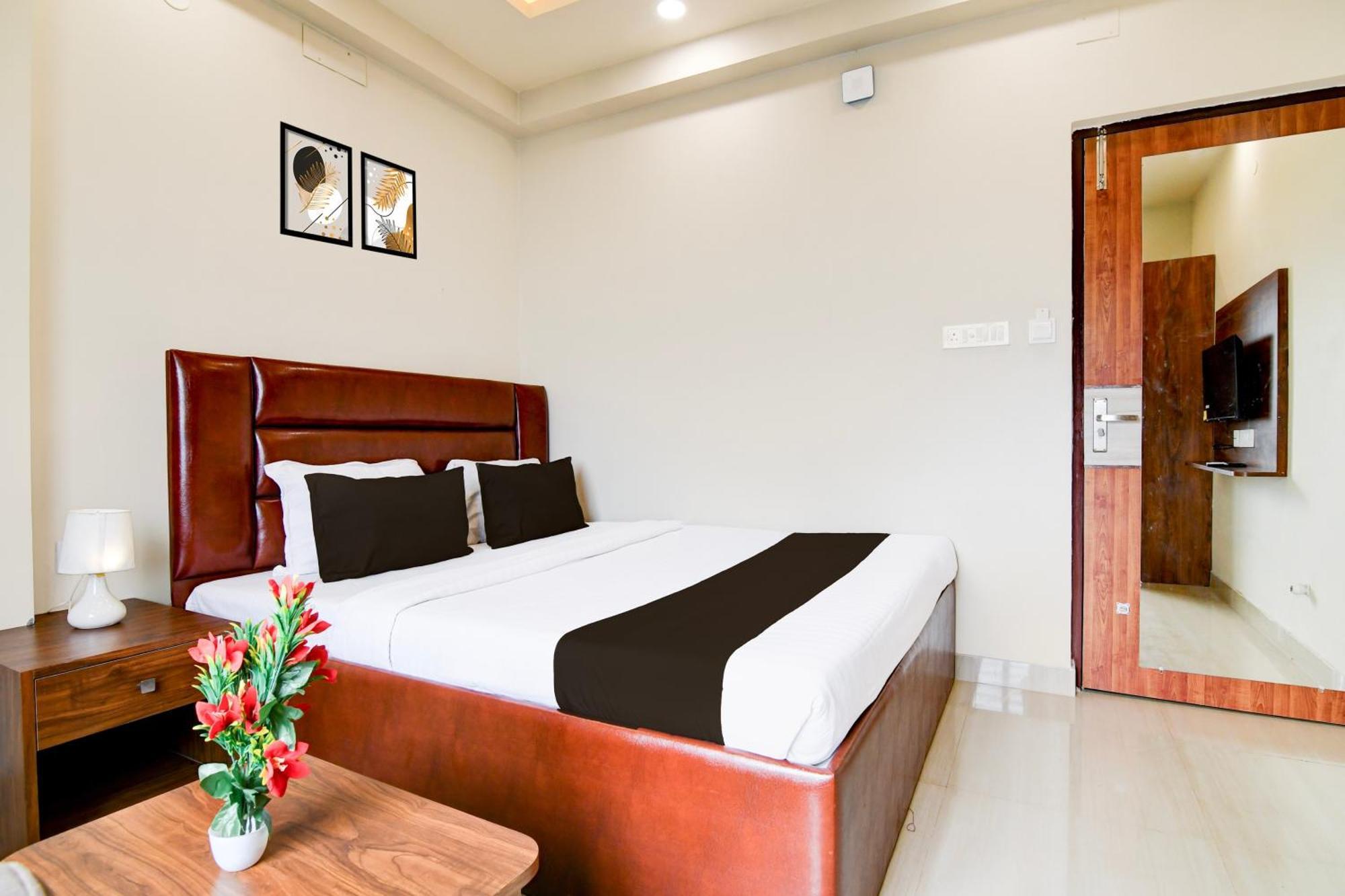 Super Townhouse Kaikhali Near Airport Kolkata Exterior photo