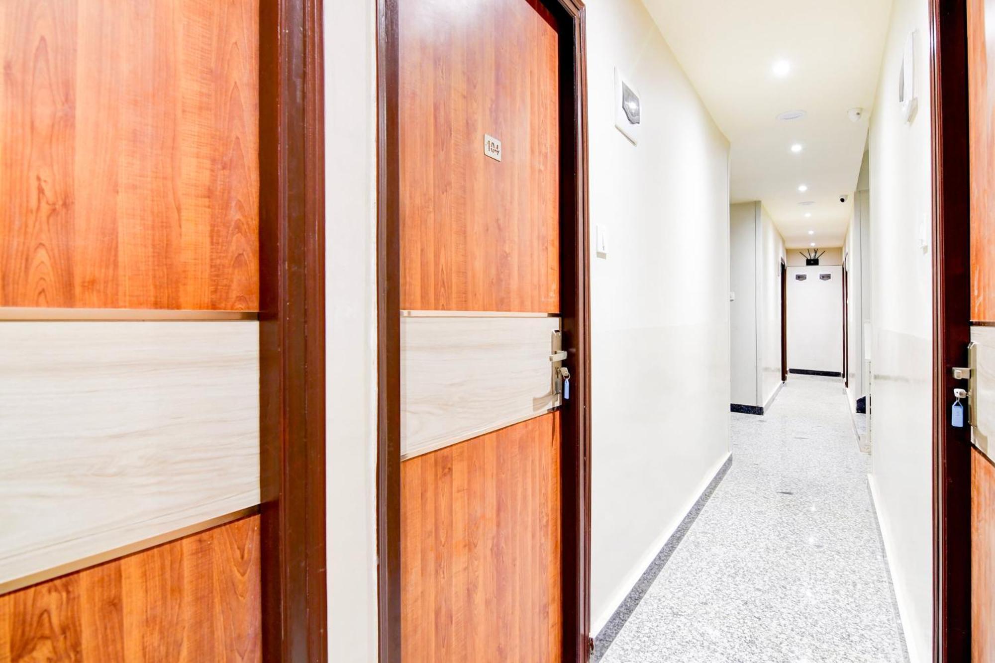Super Townhouse Kaikhali Near Airport Kolkata Exterior photo